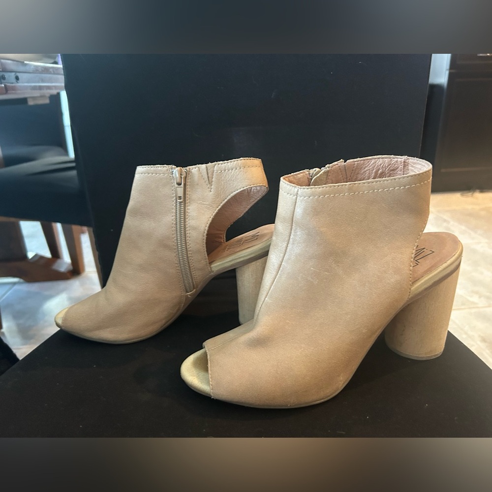 Miz mooz size 8.5 (39) tan sandals